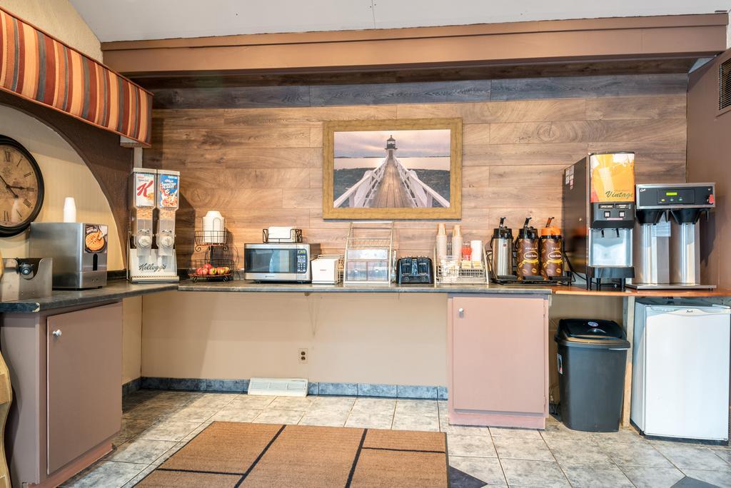 Red Carpet Inn & Suites Albany Airport Exterior photo