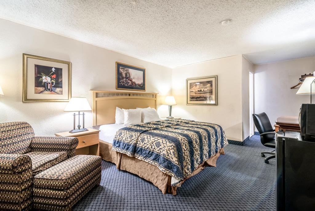 Red Carpet Inn & Suites Albany Airport Exterior photo
